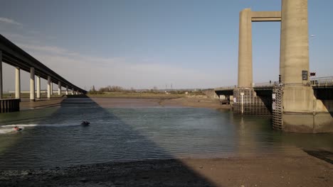 Carreras-De-Motos-Acuáticas-Hacia-El-Puente-Kingsferry-En-El-Sureste-De-Inglaterra