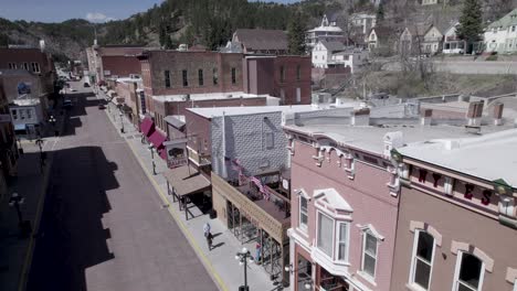 tiro de dron en ascenso del histórico deadwood dakota del sur