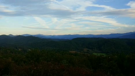 Eine-Zeitrafferansicht-Des-Great-Smoky-Mountains-Nationalparks-Von-Tageslicht-Bis-Dunkelheit,-Gefilmt-Auf-Dem-Foothills-Parkway-In-Den-Smoky-Mountains