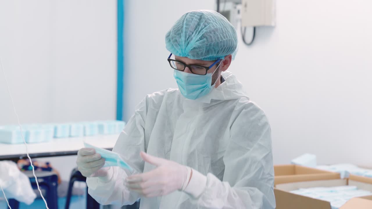 línea de producción de máscaras faciales en una fábrica moderna