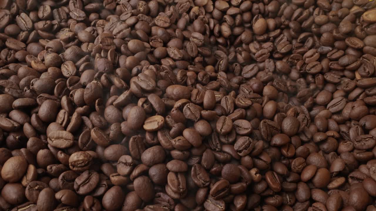 Close up di semi di caffè. I chicchi di caffè profumati sono fumo tostato proveniente dai chicchi di caffè.