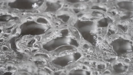 agua hirviendo y burbujeante - macro aislado