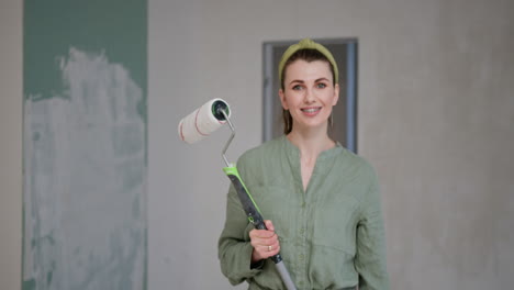 una mujer pintando una pared.