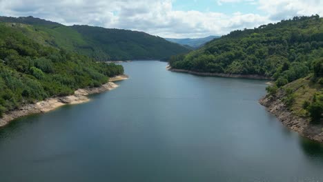 Staudamm-Luftaufnahme-Im-Norden-Portugals,-Salamonde,-Montalegre,-Portugal,-Luftaufnahme-An-Einem-Sonnigen-Tag,-Geres-Nationalpark,-Staudamm