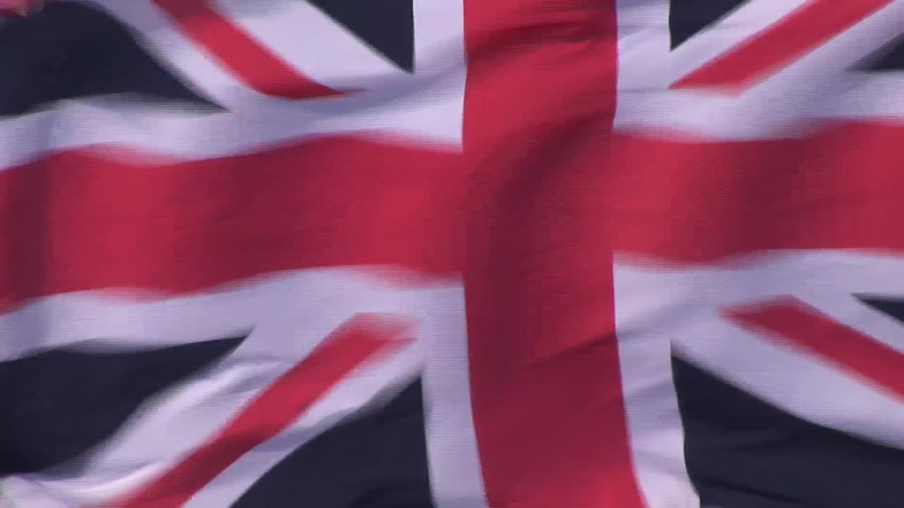 la bandera británica ondeando en el viento