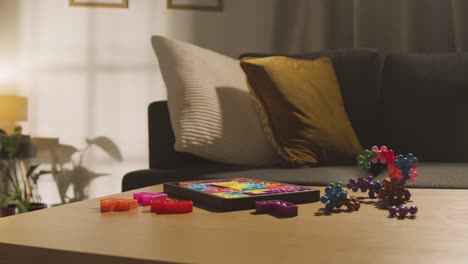 rompecabezas de formas entrelazadas de colores en la mesa en casa para niños diagnosticados con tea