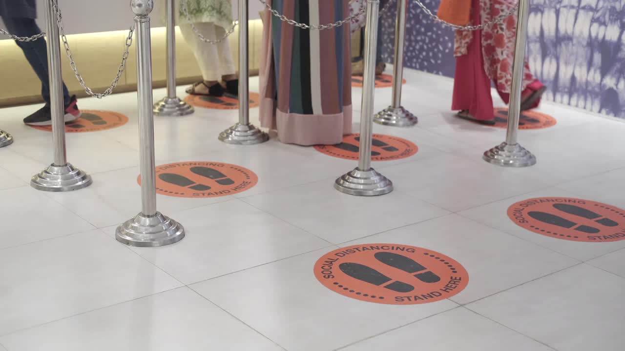 distanciamiento social en una cola