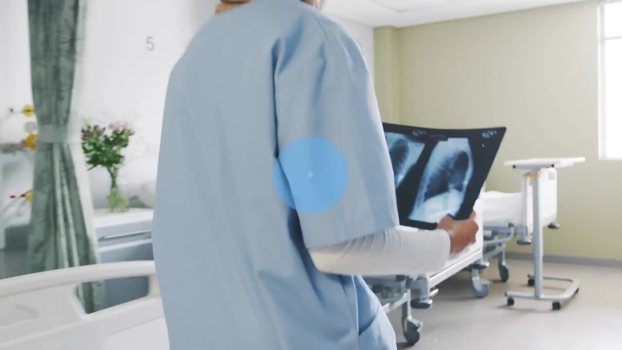 animación de la red de conexiones y estadísticas sobre diversos médicos con escaneo de rayos x.