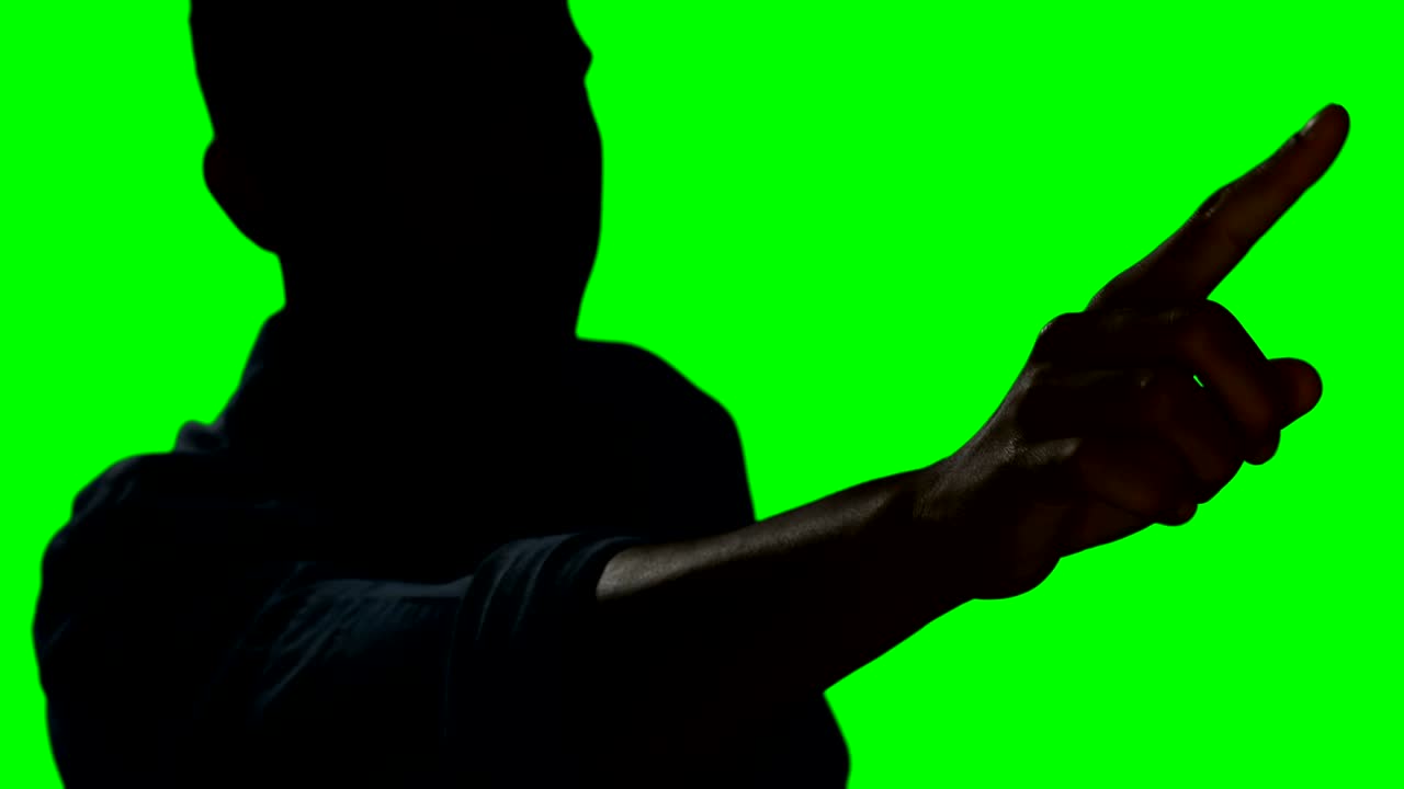 hombre tocando pantalla digital 4k