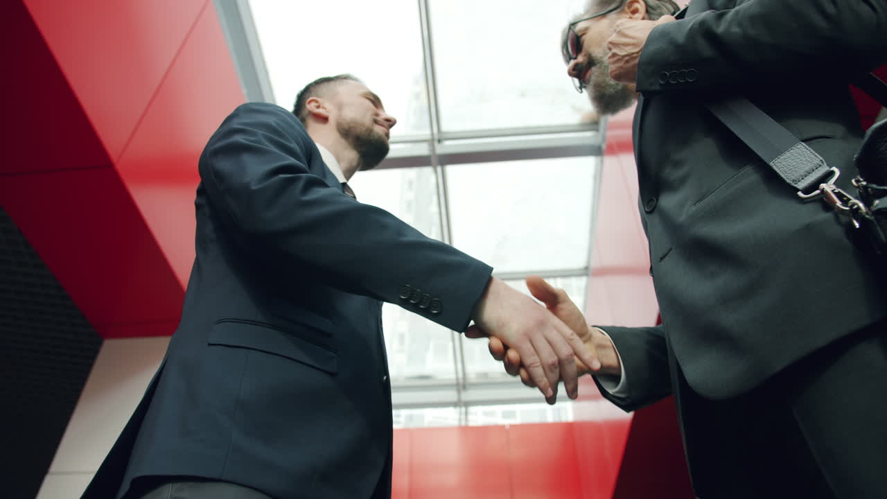 La stretta di mano degli uomini d'affari nell'ufficio moderno