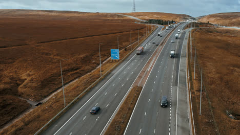 imágenes aéreas cinematográficas de la autopista m62, saddleworth, windy hill, reino unido