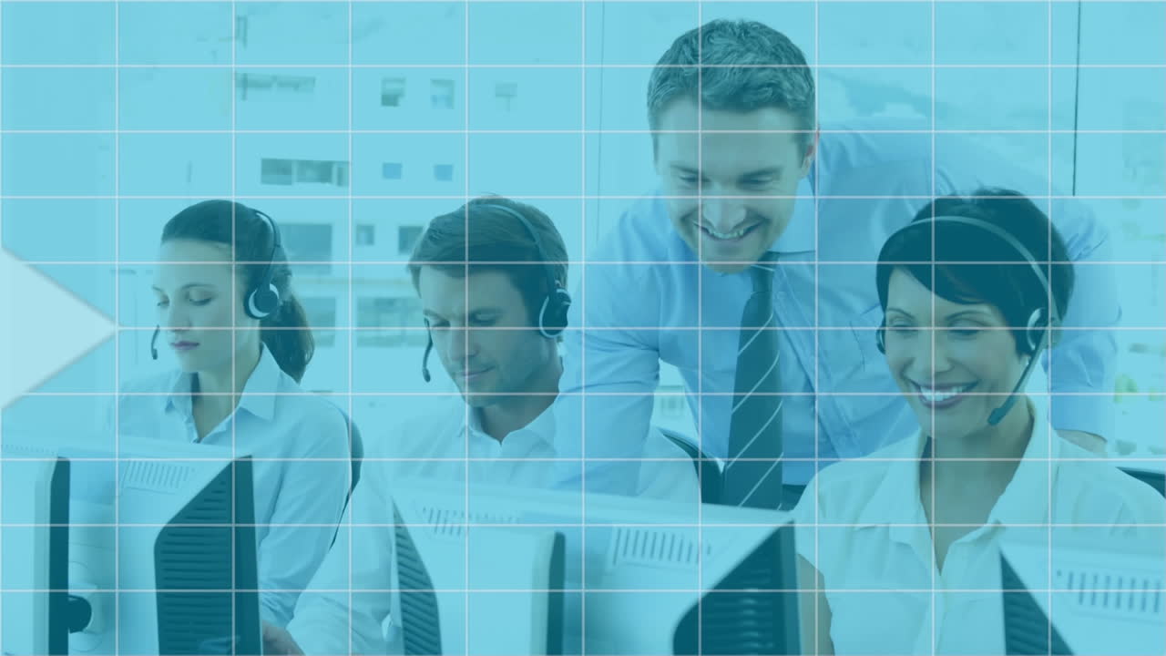 el equipo multiétnico del centro de llamadas usa tecnología en la oficina animada.