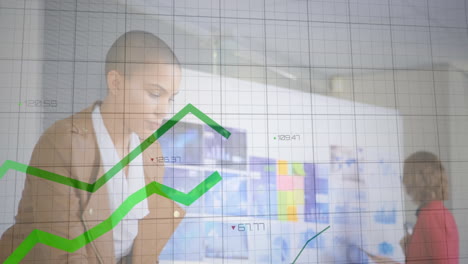 animación del procesamiento de datos sobre diversas personas de negocios que trabajan en la oficina