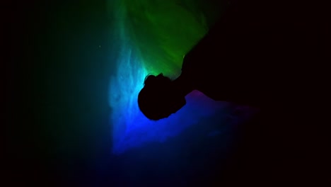 abstracción. la cabeza de la chica se mueve en círculo mientras está en triángulo. marco de video vertical.