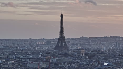 alto en el cielo sobre parís: presenciando su belleza residencial y el agarre de la contaminación.