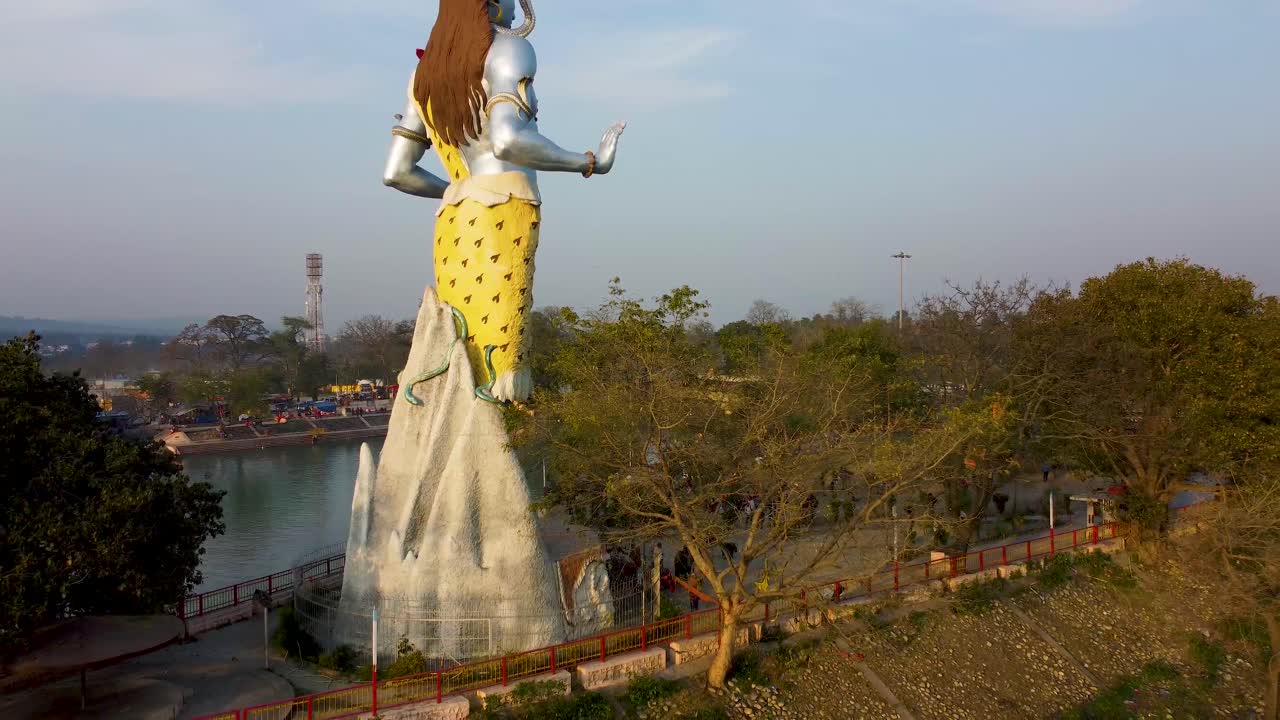 estatua del dios hindú shiva con un fondo de cielo azul brillante por la mañana desde diferentes ángulos el video se toma en haridwar, uttarakhand, india, el 15 de marzo de 2022