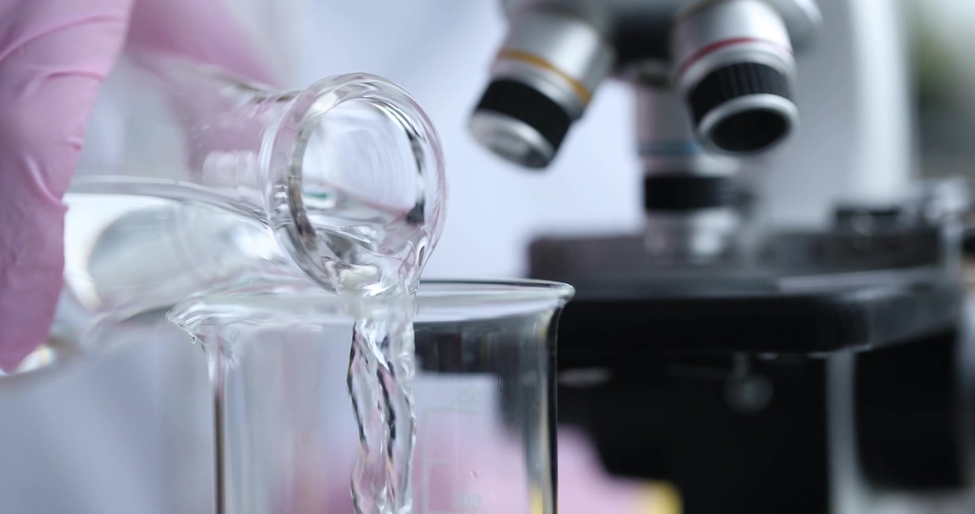 Esplorare la magia della scienza attraverso trasferimenti precisi di liquidi in un ambiente di laboratorio
