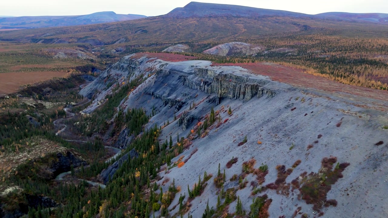 Syrjäiset Yukonin vuoret, Wright Pass Kanadassa – Dronekuva.