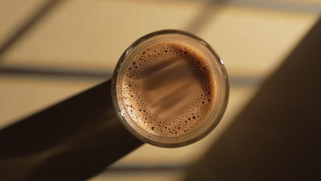 Chai indiano servito in tazze di vetro, preparato in una teiera di metallo con masala aromatici