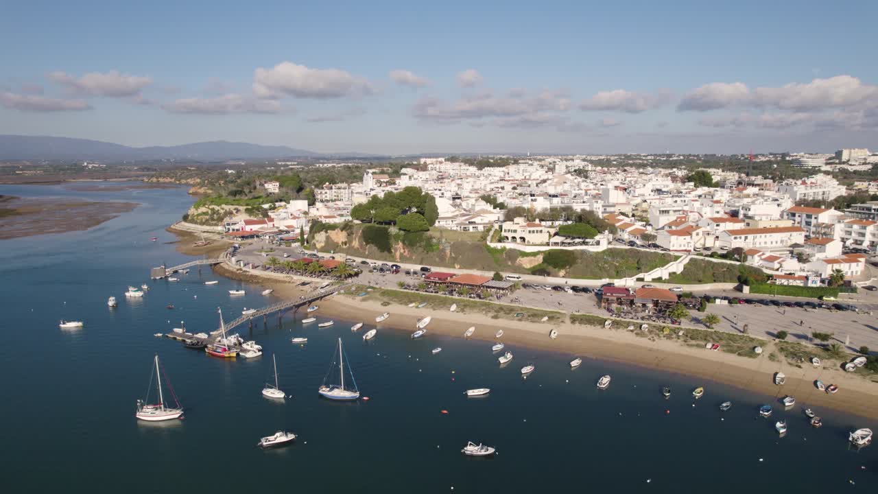 vista aérea del estuario de alvar y de la ciudad, algarve, portugal