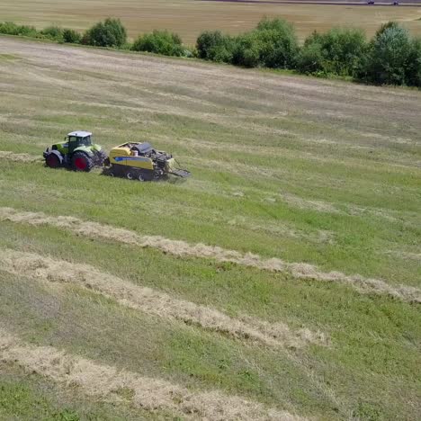 tractor recoge heno en el campo