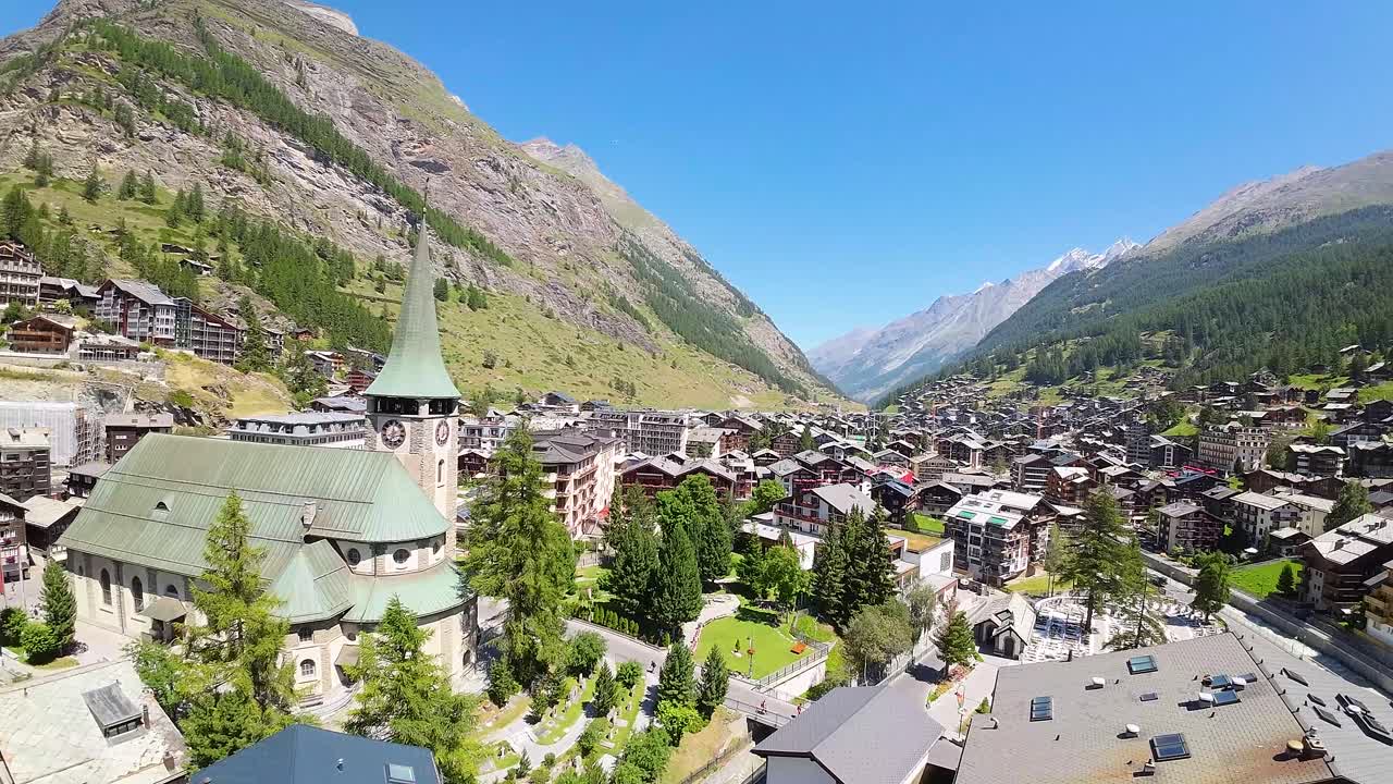 volando sobre zermatt con vistas al tranquilo y pacífico pueblo alpino durante el hermoso día de primavera en los alpes suizos, suiza, europa
