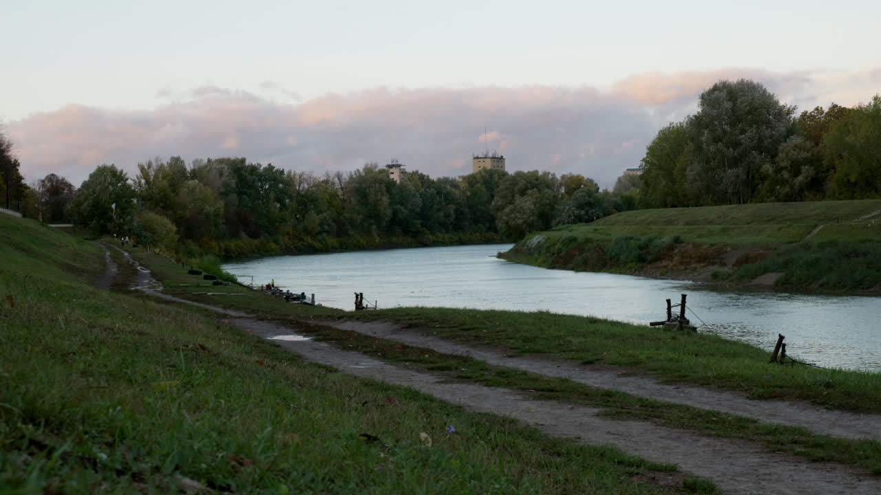 берег реки в облачный день при заходе солнца