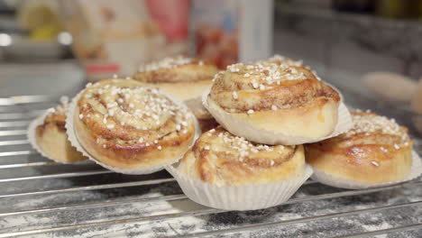 Männliche-Hand,-Die-Ein-Zimtbrötchen-In-Den-Vordergrund-Zurücklegt