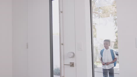 el abuelo trae a su nieto a casa de la escuela abre la puerta principal de la casa