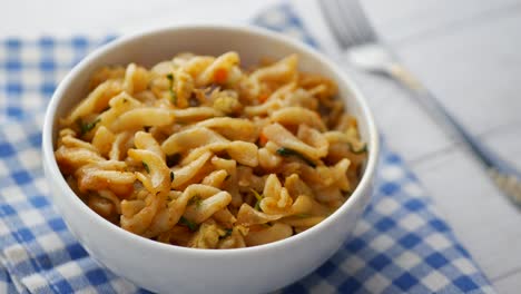 Pasta-Cocida-Casera-En-Un-Plato-Sobre-La-Mesa