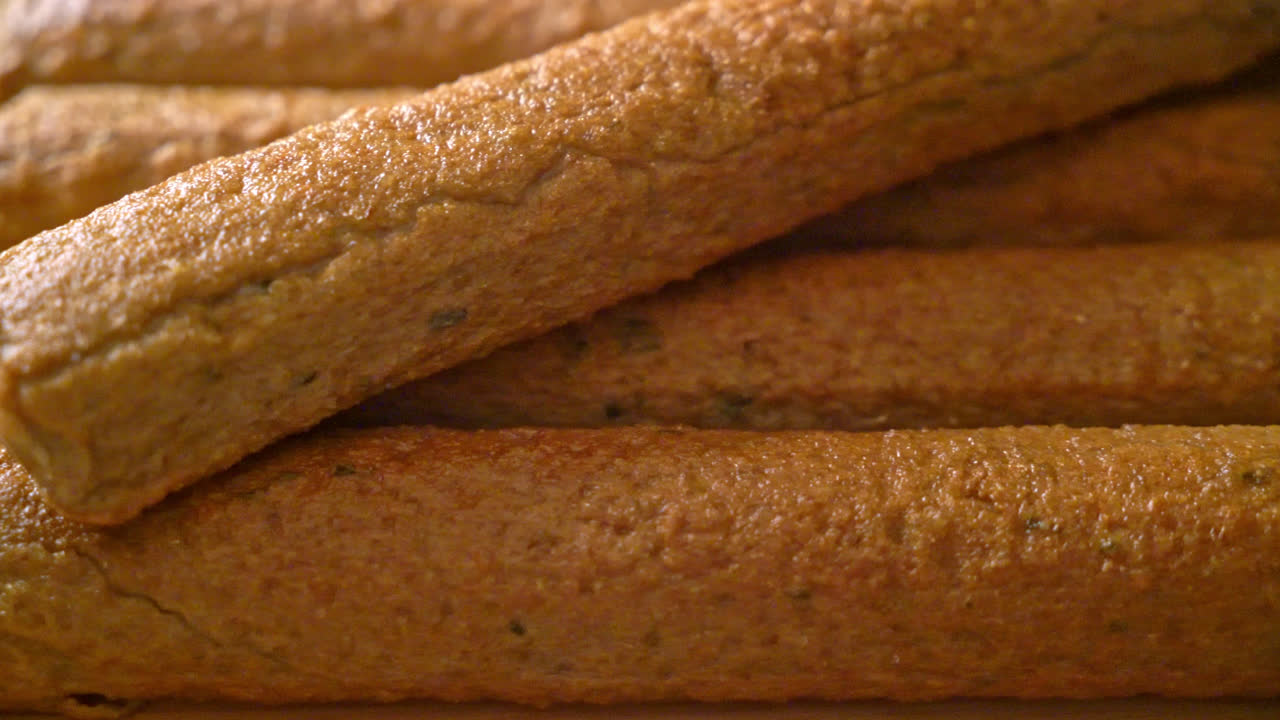 pastel de pescado chino frito o línea de bolas de pescado en tablero de madera