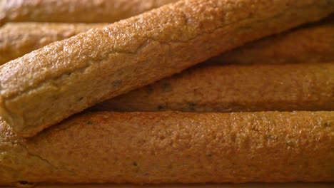 pastel de pescado chino frito o línea de bolas de pescado en tablero de madera