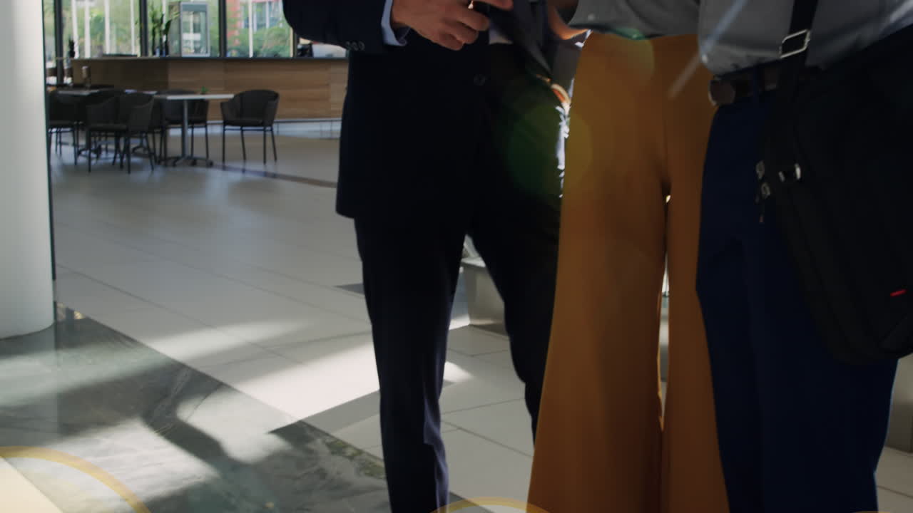 사무실에서 다양한 비즈니스 사람들에 대한 아이콘과의 연결의 애니메이션