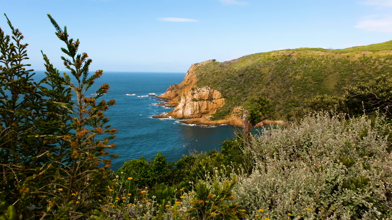 vista panorámica de la cabeza oeste a la entrada de la laguna knysna en la ruta del jardín - vista general desde detrás de la vegetación costera nativa