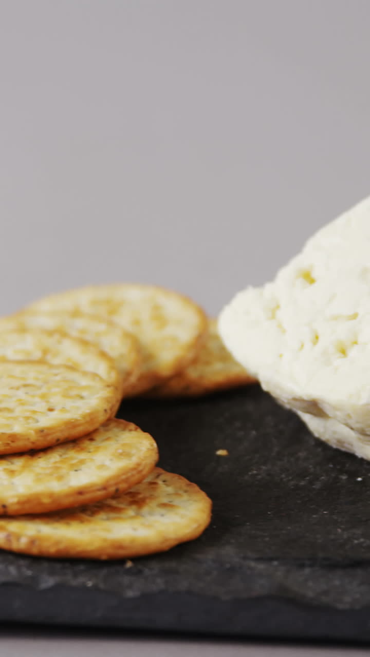 Biscotti croccanti, formaggio e ciotola di olive verdi su vassoio