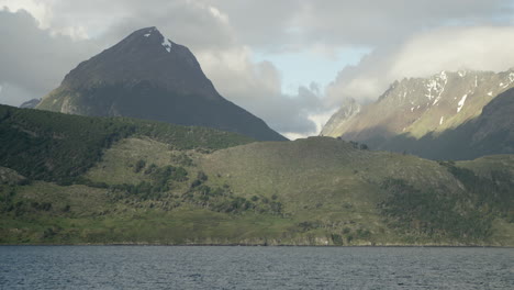 vista desde el barco que atraviesa la costa de las montañas