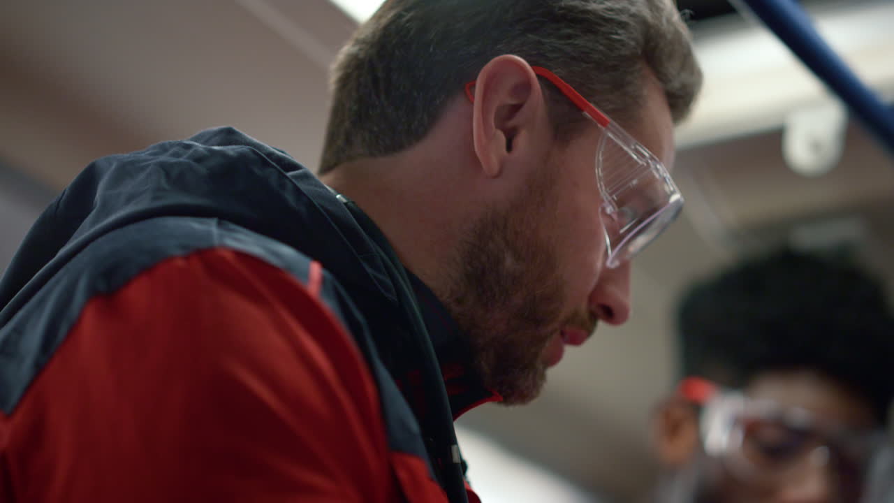 구급차 의료진이 환자의 맥박을 확인하고 의료 보좌관은 시간을 세고 있습니다.