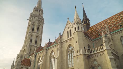 The-Above-View-Of-Beautiful-Matthias-Church-Infront-Of-The-Fisherman's-Bastion-At-The-Heart-Of-Buda's-Castle-District-Under-The-Bright-Cloudy-Sky---Close-Up-Shot