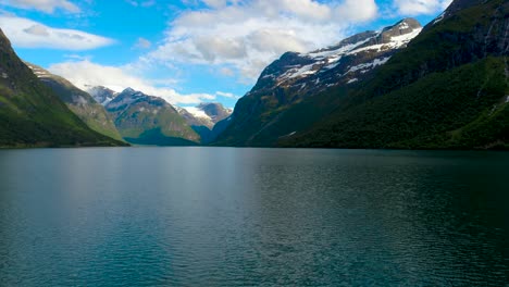 el lago lovatnet es una naturaleza hermosa de noruega.