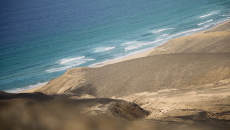 fuerteventura 堪那利群島風景美麗的海景 風海風景和波浪撞擊金色海灘在科菲特