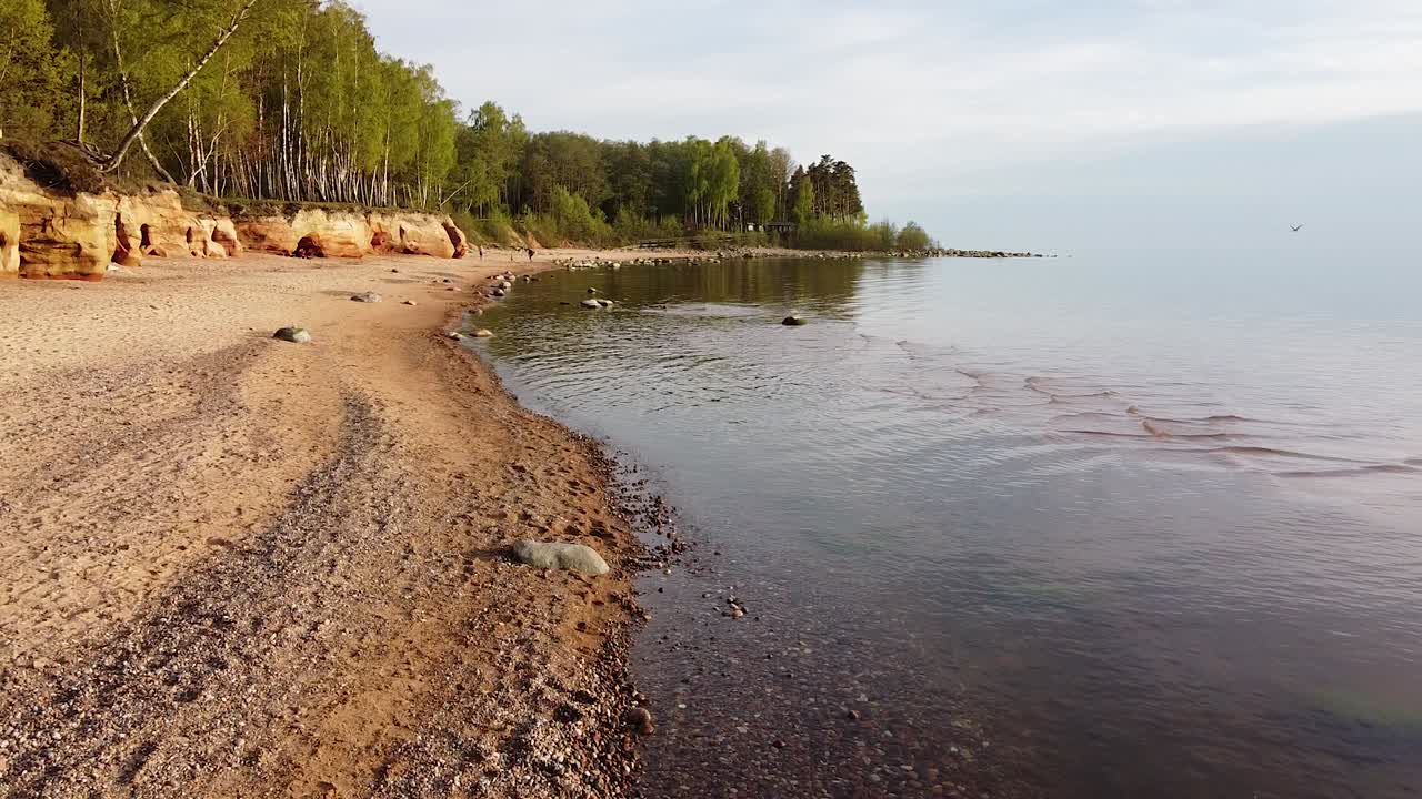 Rote Sandsteinfelsen an der Ostseeküste Veczemju klintis, Luftaufnahme
