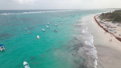 Luftdrohne-Schoss-über-Viele-Boote-Im-Meer