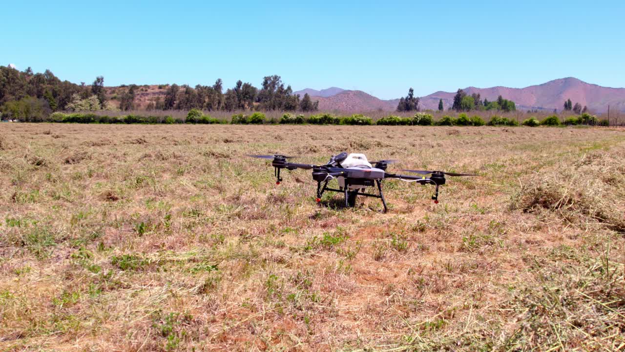 drones agrícolas despegando y volando sobre campos agrícolas y montañas de cielo despejado cerca de la cordillera andina, industria agrícola inteligente