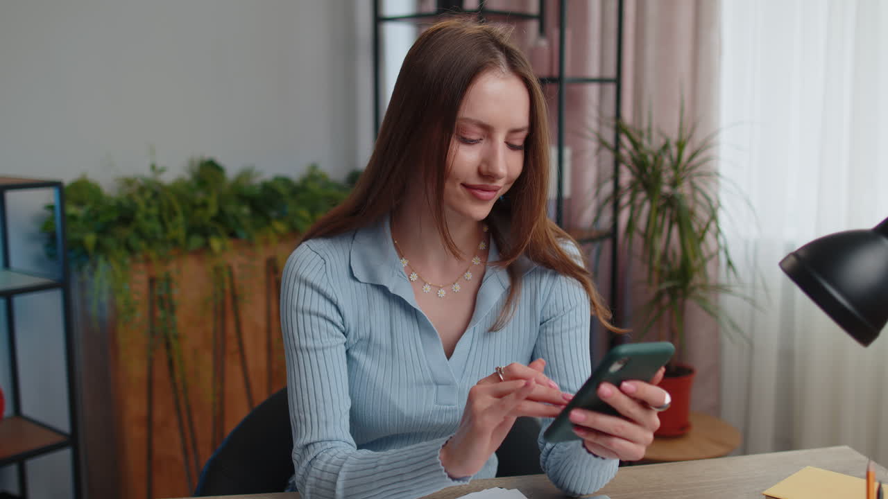 giovane donna d'affari che lavora con smartphone online istruzione di lavoro a distanza da casa
