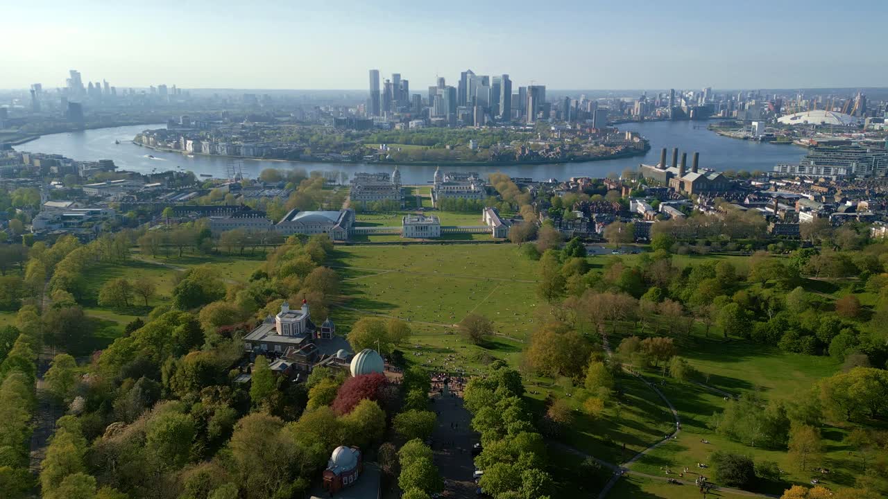 런던 그린위치 - 개 섬의 마천루를 내려다보는 위로 향하는 드론  ⁇