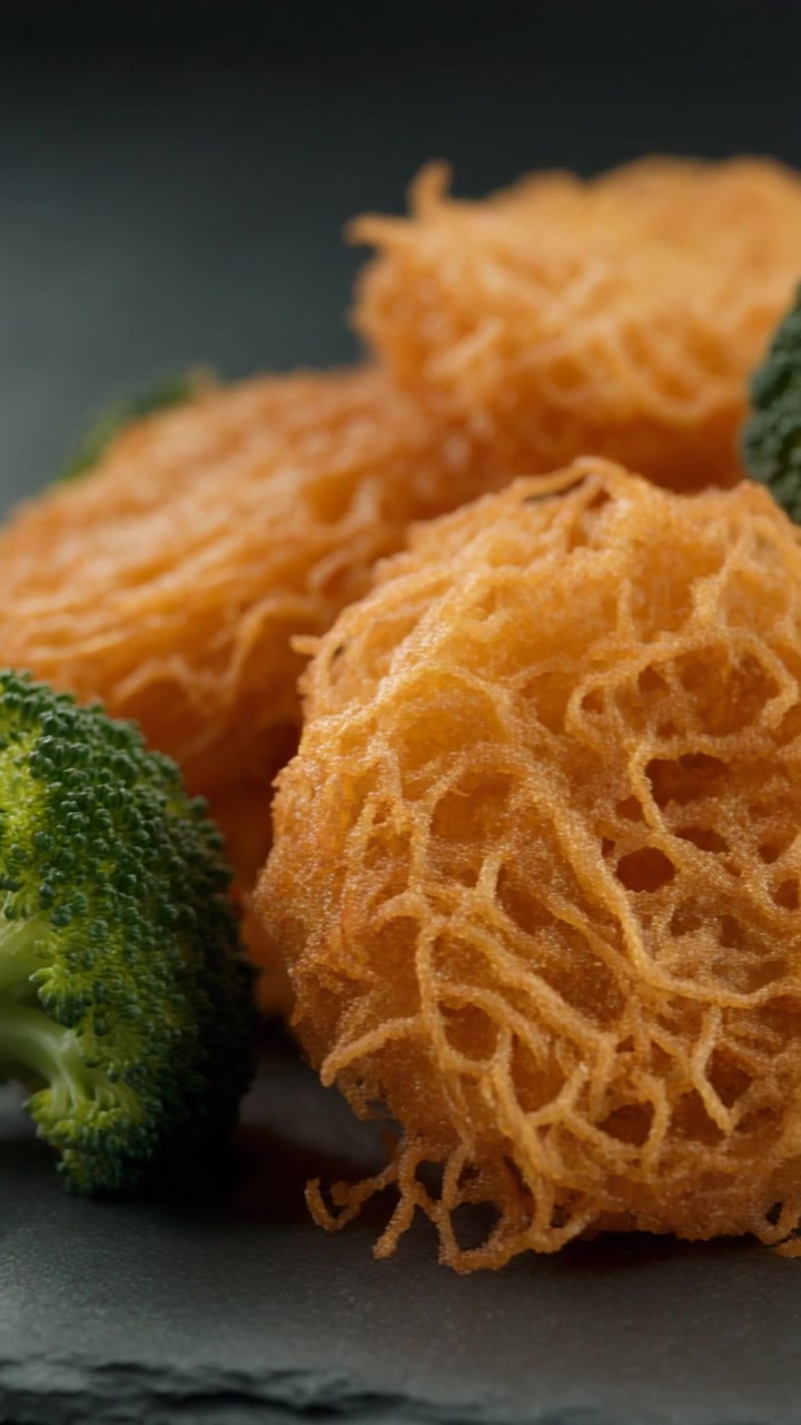 Nidi di noodle fritti croccanti serviti con broccoli freschi