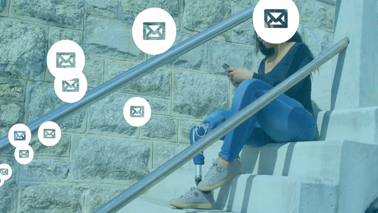 Donna seduta sulle scale che usa lo smartphone, circondata da un'animazione di icone email