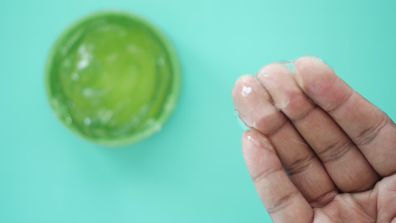 un primer plano de gel de aloe vera en una mano