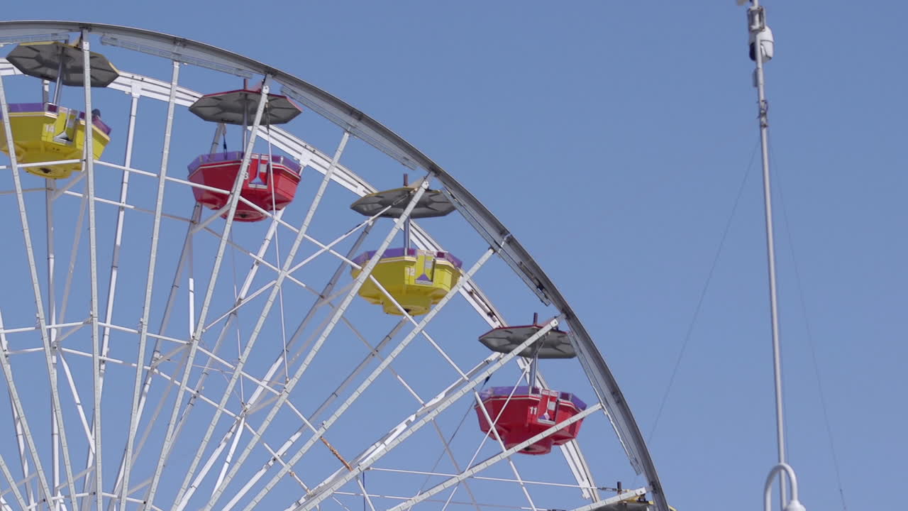 la rueda de la fortuna girando en pacific park en el muelle de santa monica en los angeles, california