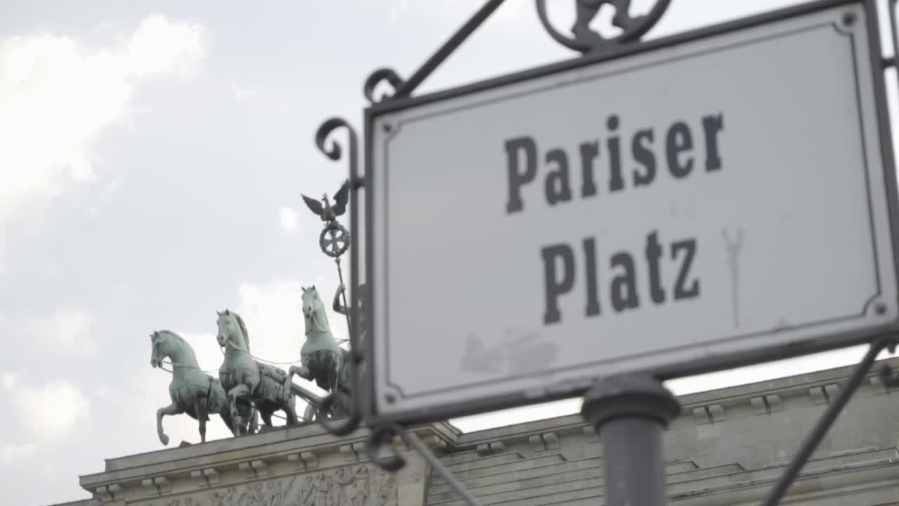슬로우 모션: 브란덴부르크 문의 콰드리가가 있는 베를린의 pariser platz